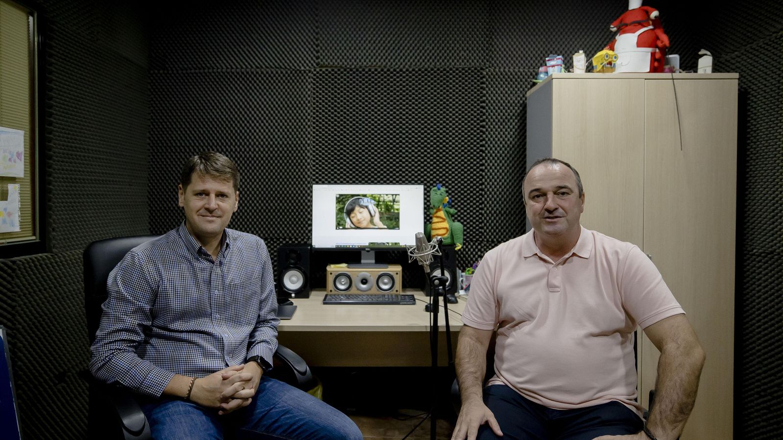 Los dos emprendedores portuenses en su estudio portuense.
