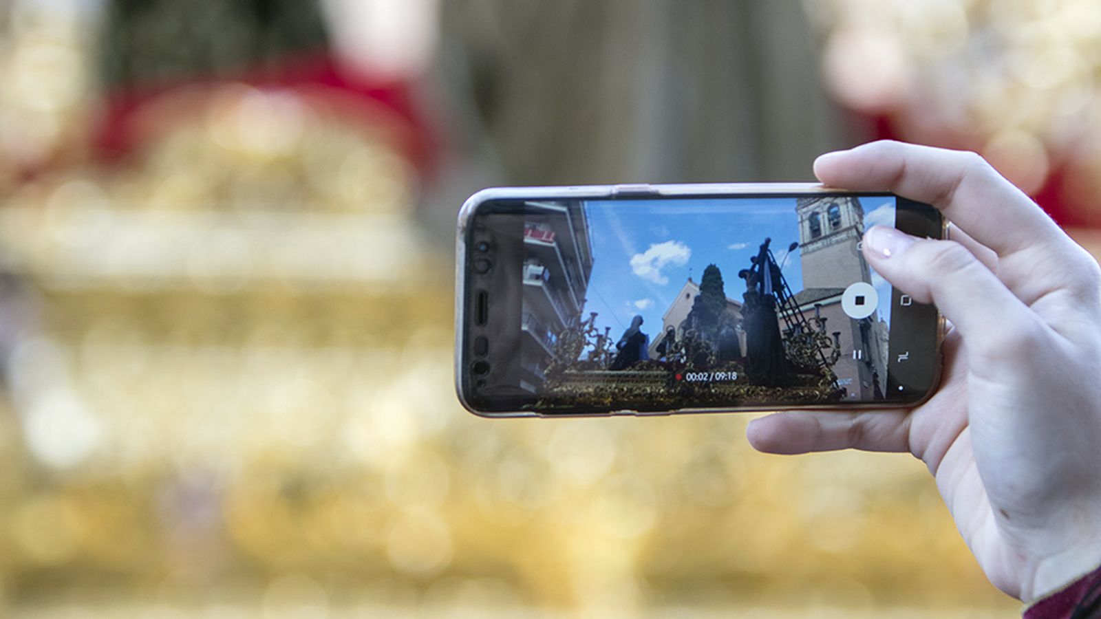 Smartphone grabando el paso de La Trinidad por calle Imagen.