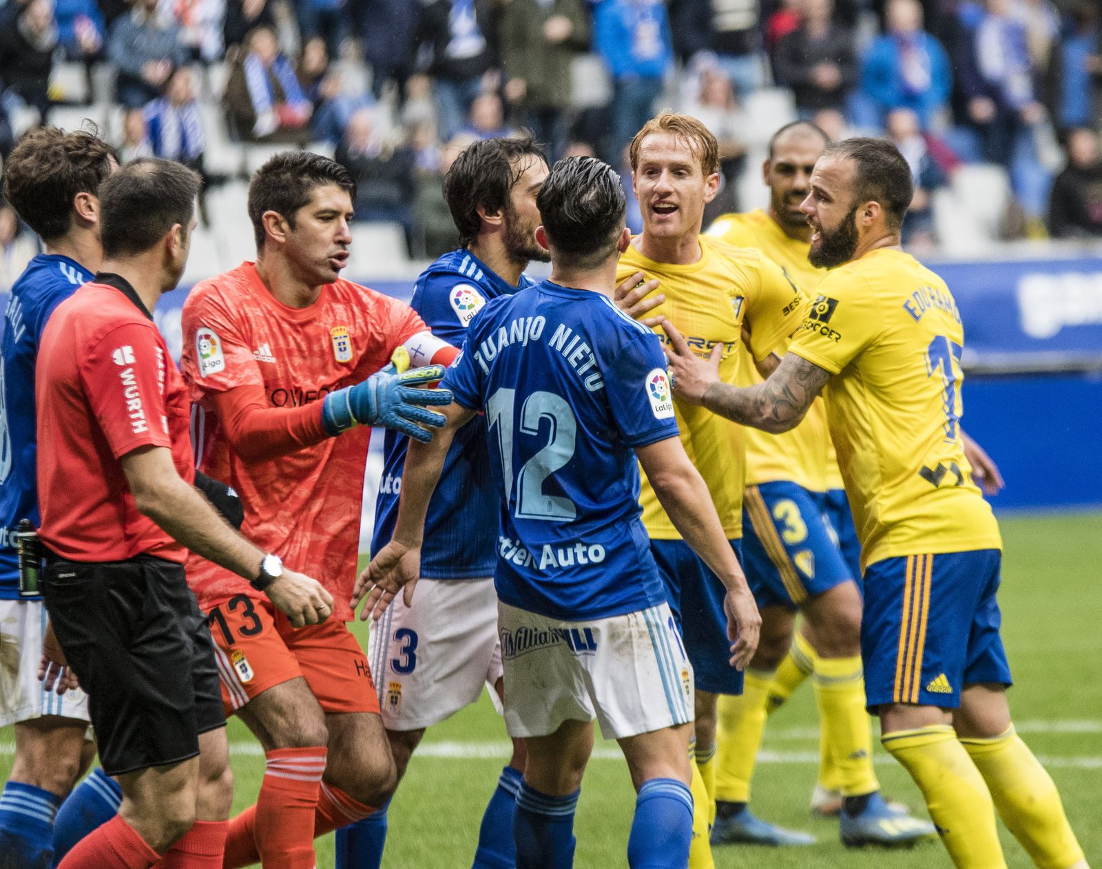 Álex Fernández se dirige a Juanjo Nieto en uno de los momentos de tensión del Oviedo-Cádiz.