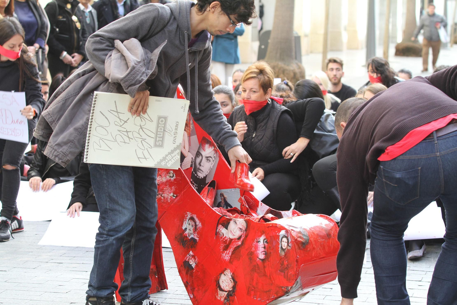 Lectura de manifiesto de violencia contra la mujer