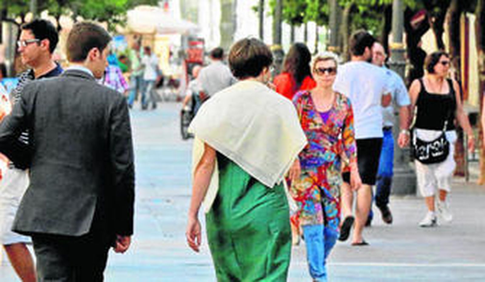 Fotografía captada ayer tarde por la tarde en la calle Larga, donde las mangas largas se  unen a las cortas en el primero de agosto.