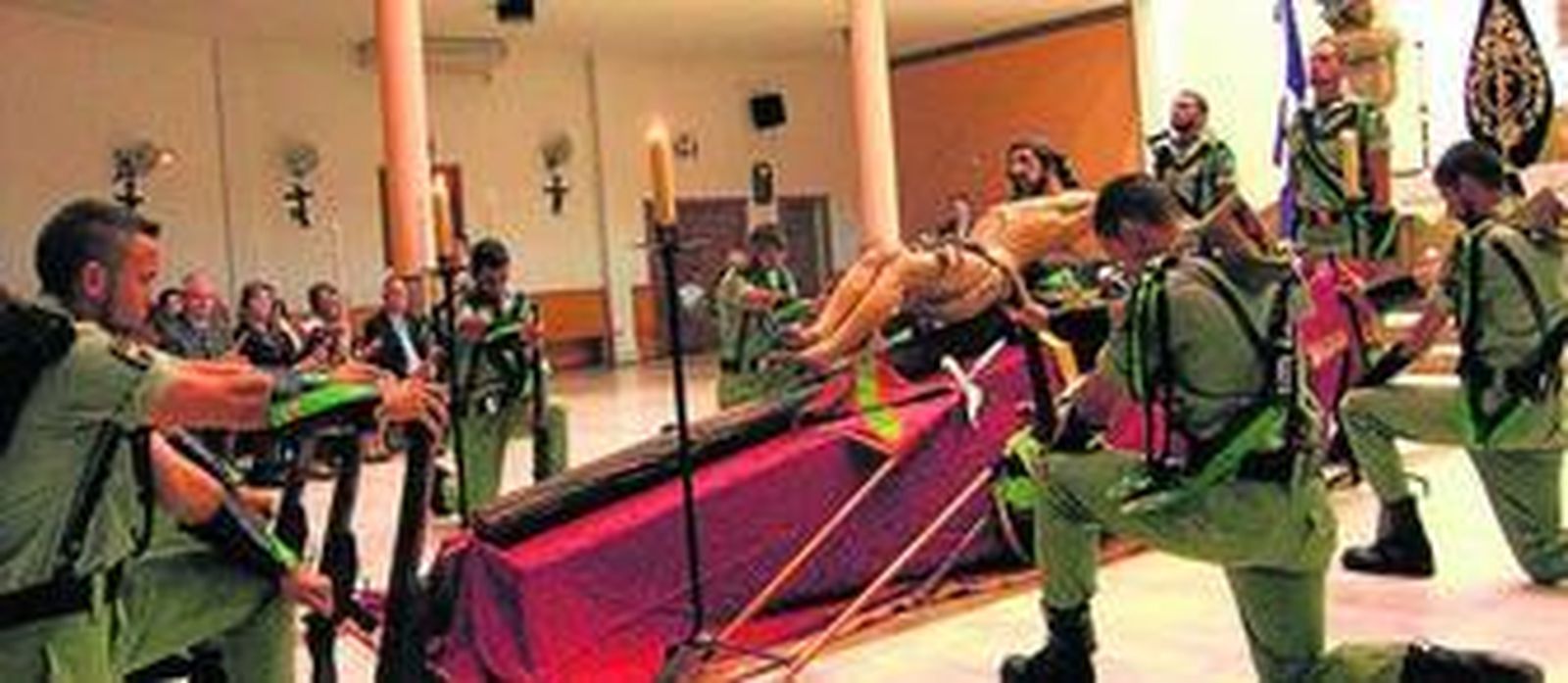 Guardia por parte del Grupo Logístico de La Legión al Cristo de la Buena Muerte en la iglesia de El Parador.
