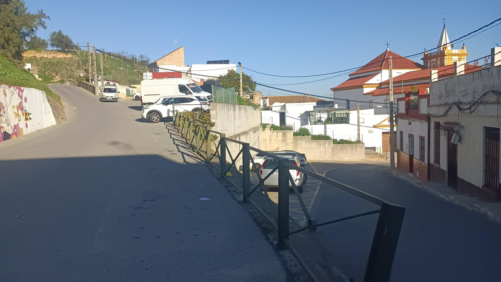 En esta bifurcación seguimos la calle que baja.