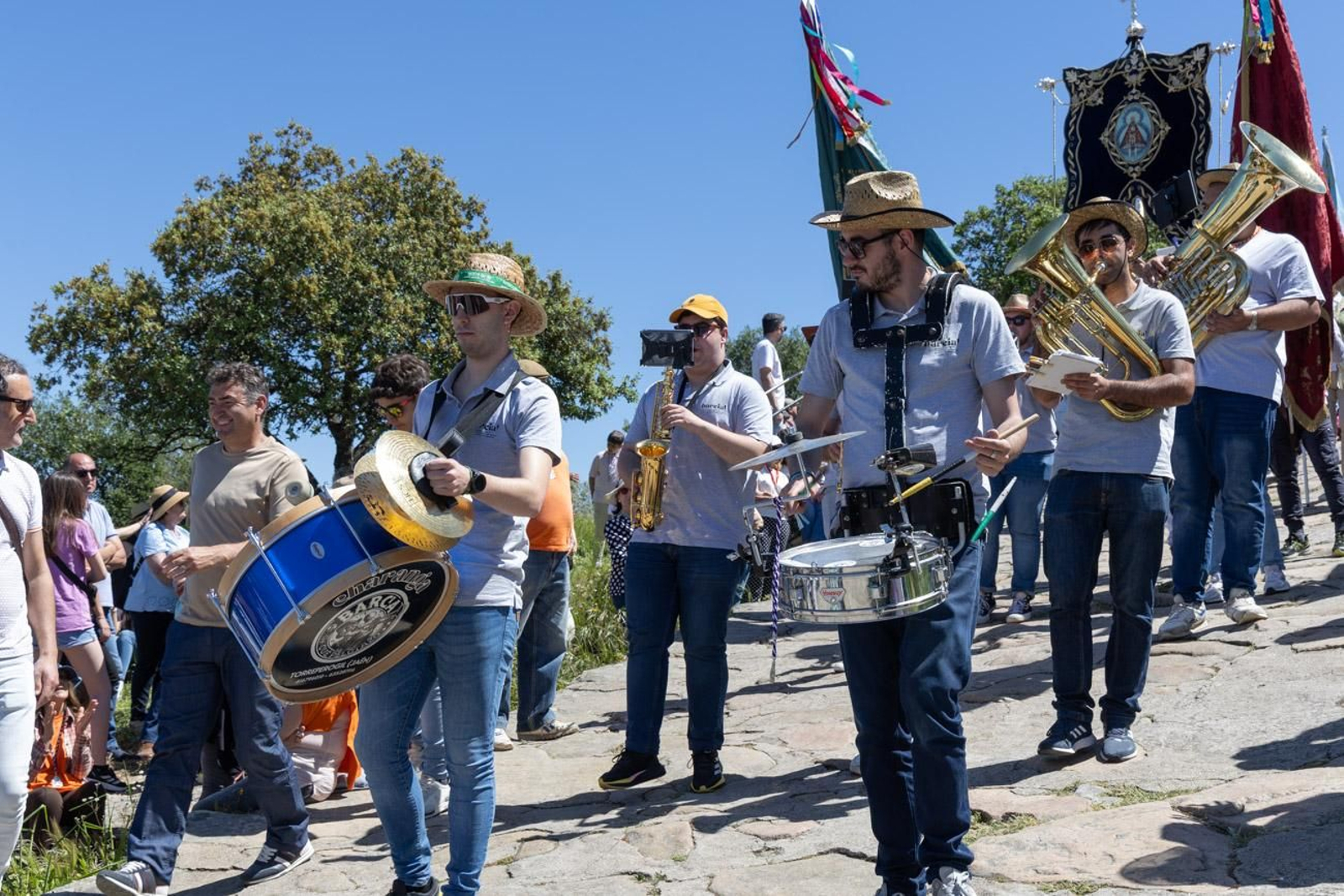 Miles de romeros acuden al encuentro de la Virgen de la Cabeza en su romería