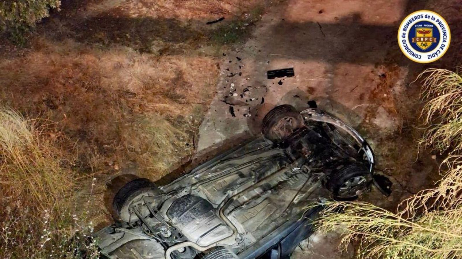 Un turismo accidentado en la A-384, cuyos ocupantes fueron rescatados.