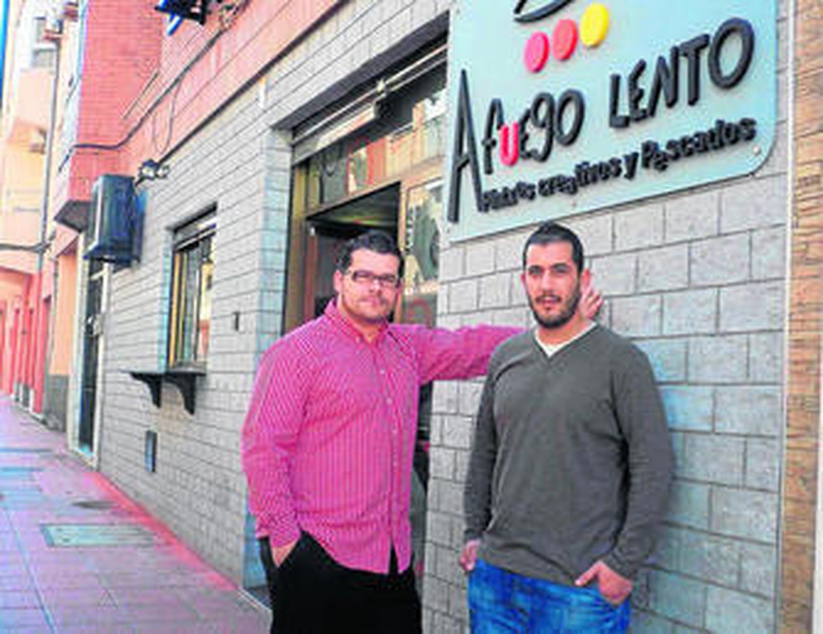 Carlos Mañas y Diego Uclés en la puerta de A fuego lento, ubicado en la calle Jaúl.