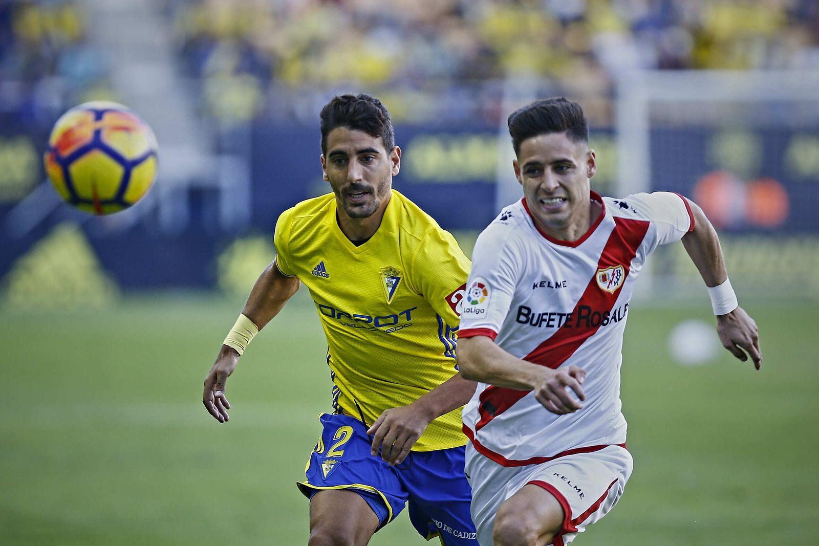 Carpio persigue el esférico en el Cádiz-Rayo, de la temporada 2017/18.