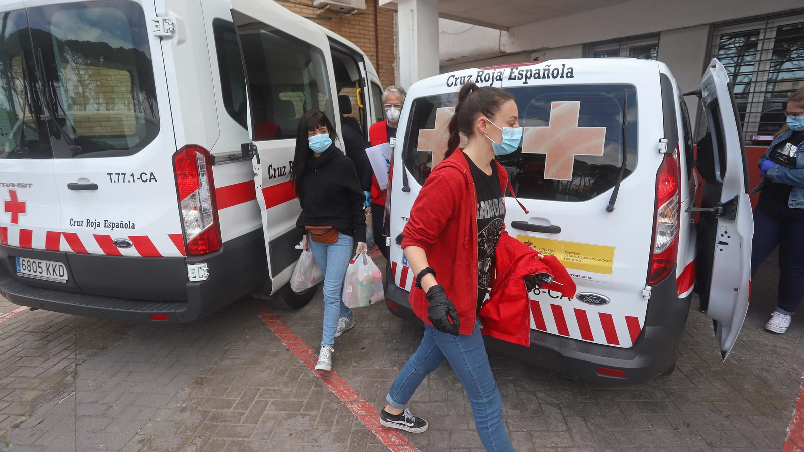 Reparto de kits alimenticios para familias de Cruz Roja