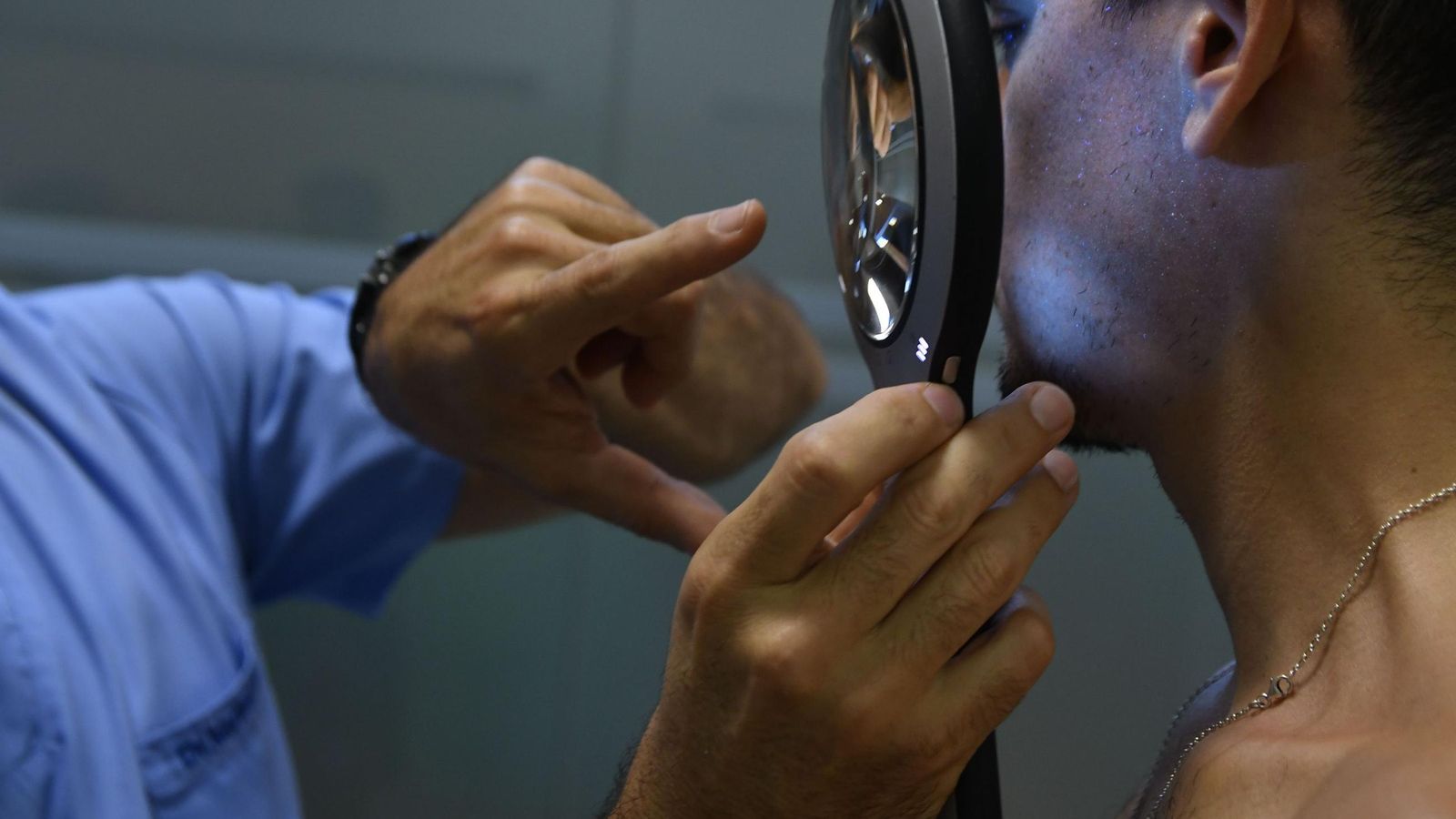 El dermatólogo José Luis Martínez-Amo realiza una exploración cutánea.