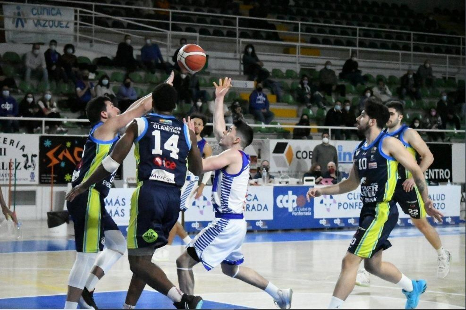 Sergio Malla y Olaniyan buscan la bola en Ponferrada.