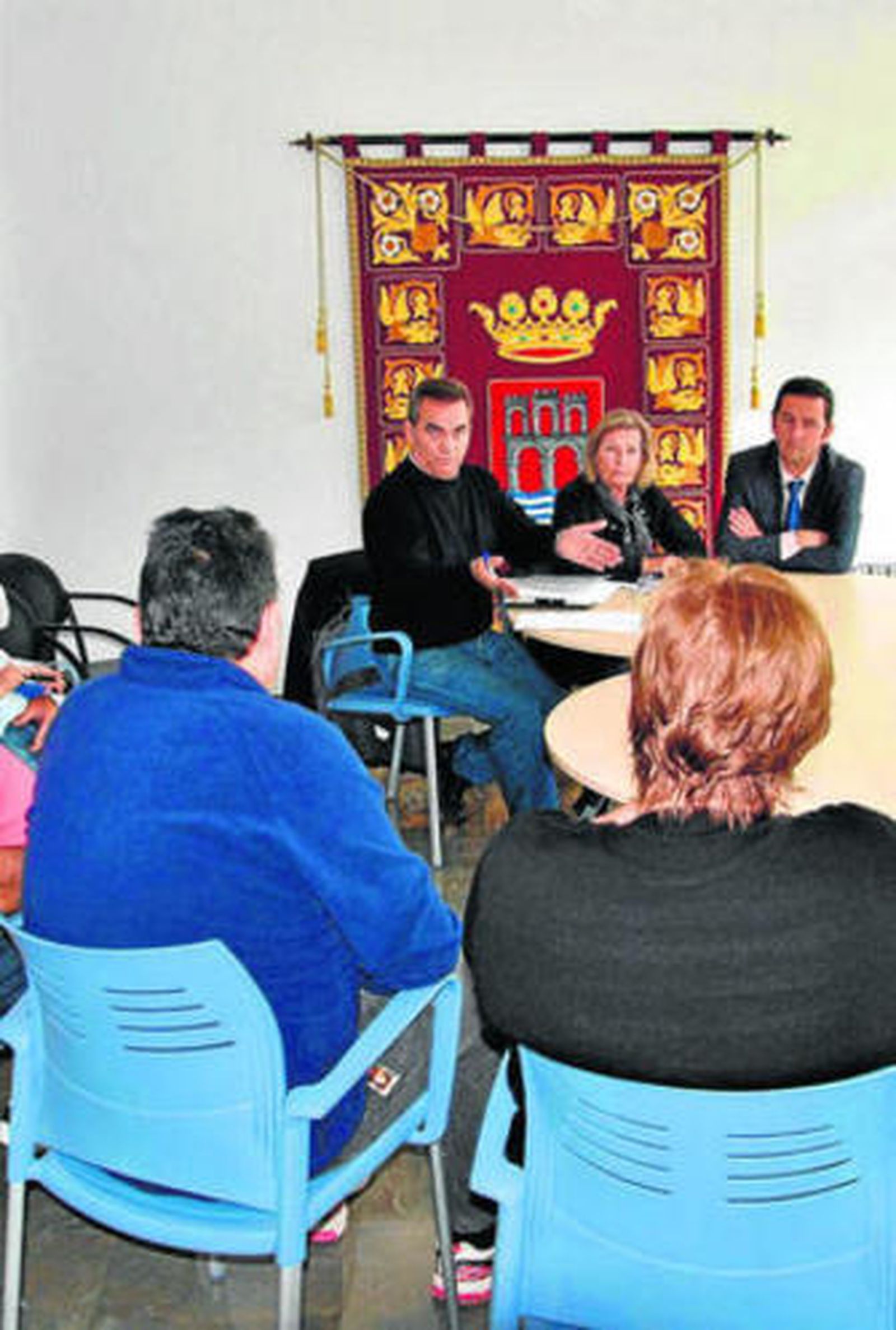 los vecinos beneficiarios mantienen una reunión con los responsables.