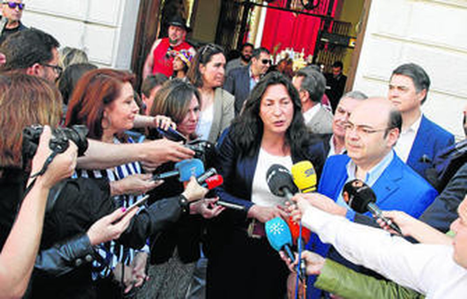 La número dos del PP andaluz, Loles López, y el presidente del PP de Granada, Sebastián Pérez, atendieron ayer a los medios en la Plaza del Carmen.