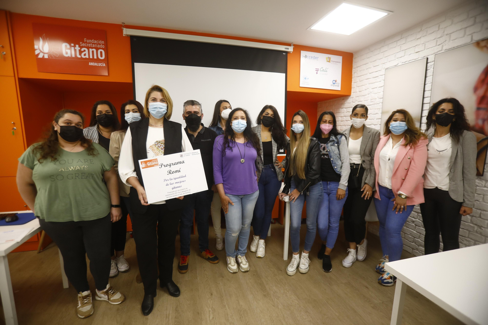 Las jóvenes del Proyecto Romí junto a la concejala de Servicios Sociales, Eva Contador, y el coordinador provincial de la Fundación Secretariado Gitano, Francisco Jiménez.