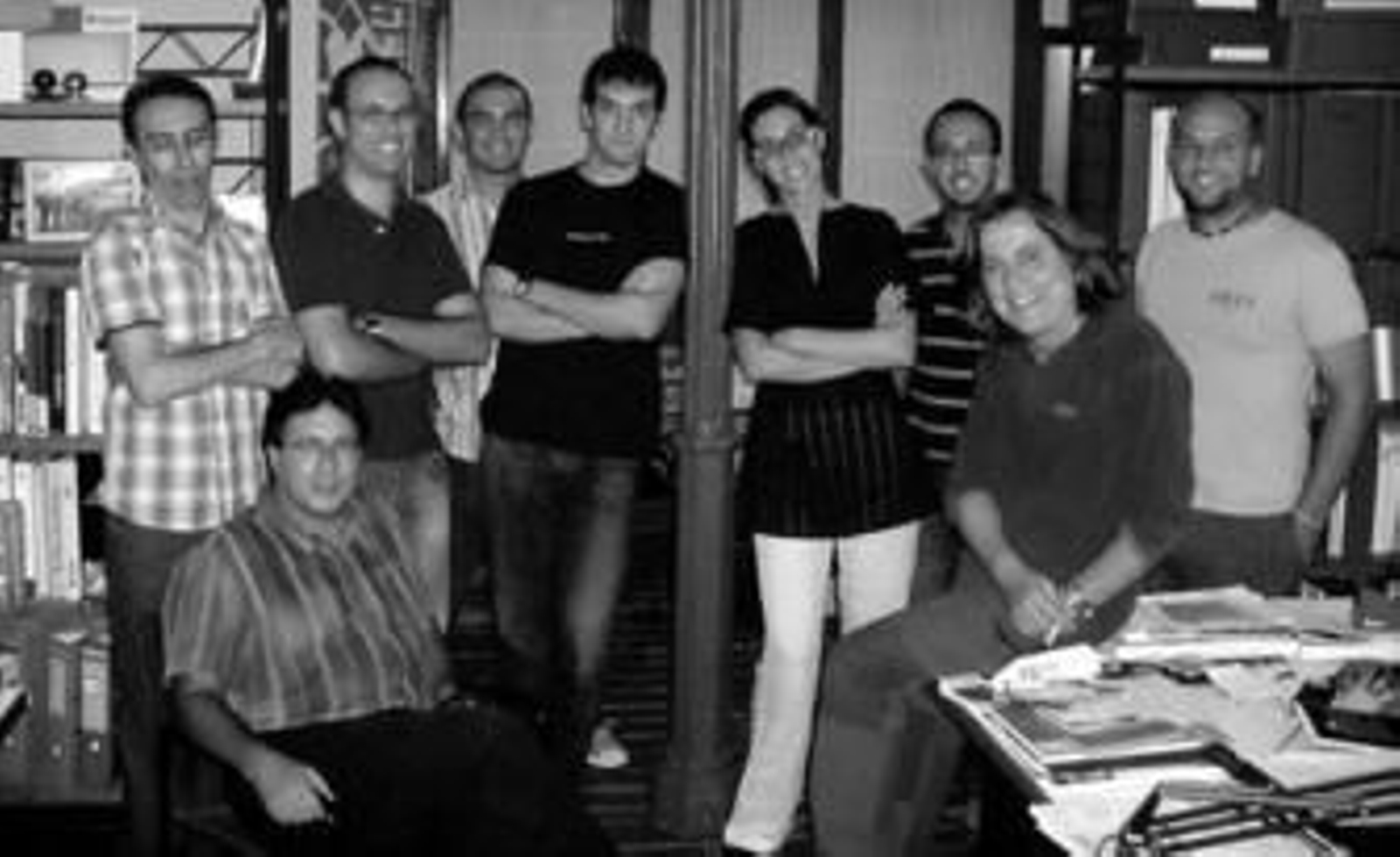 Jesús Orúe y Pedro Ledo posan en su estudio de la calle Honda con todo el equipo de colaboradores