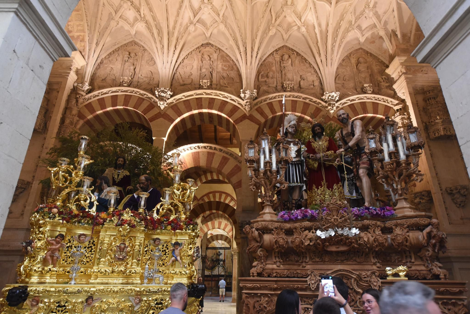 El Señor de la Oración en el Huerto de Cabra y el Señor del Prendimiento, en el interior de la Catedral.