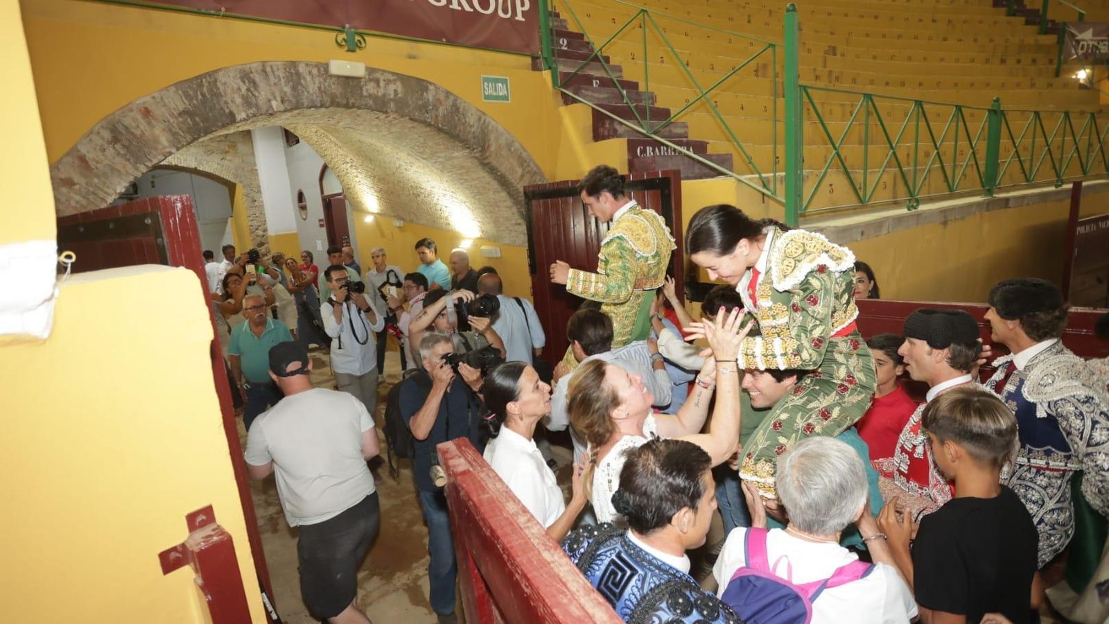 Cabas y Rodríguez salen a hombros tras cortar tres orejas cada uno en una tarde de entrega y novillos con clase.