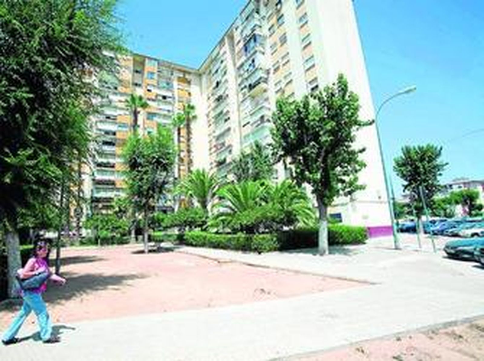 Los edificios de la Plaza de Bib Rambla, en el Parque Alcosa.