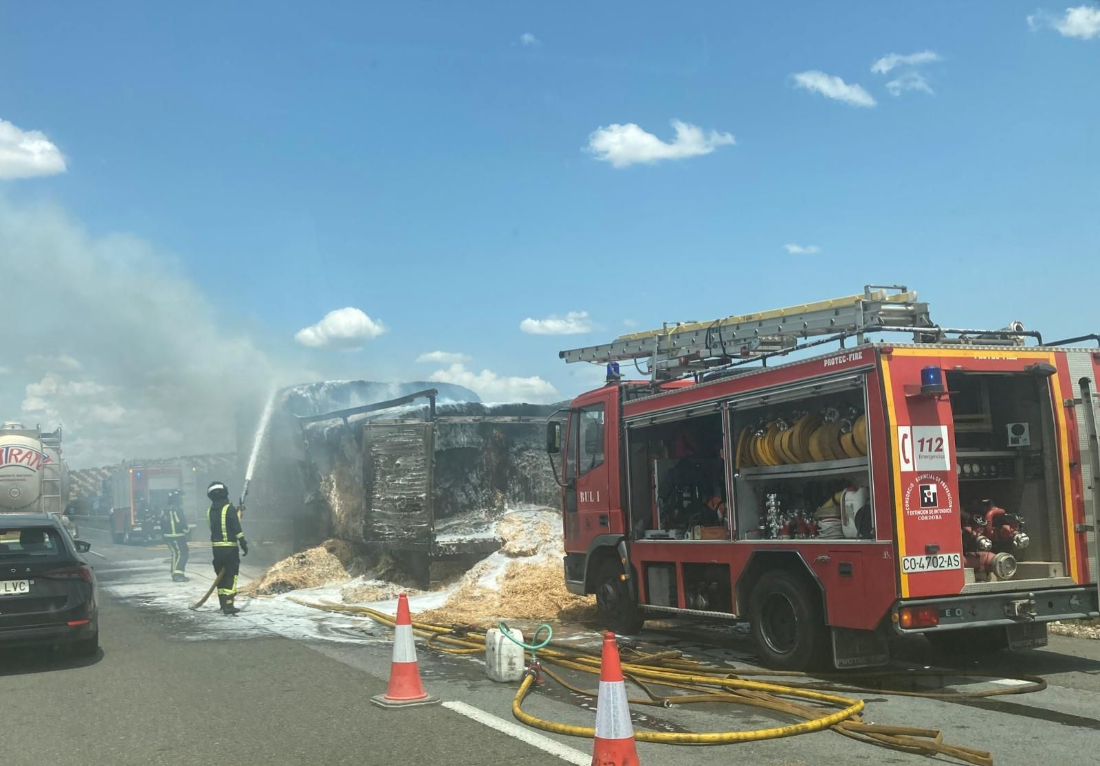Camión incendiado en la autovía A-4 en Montoro (Córdoba).