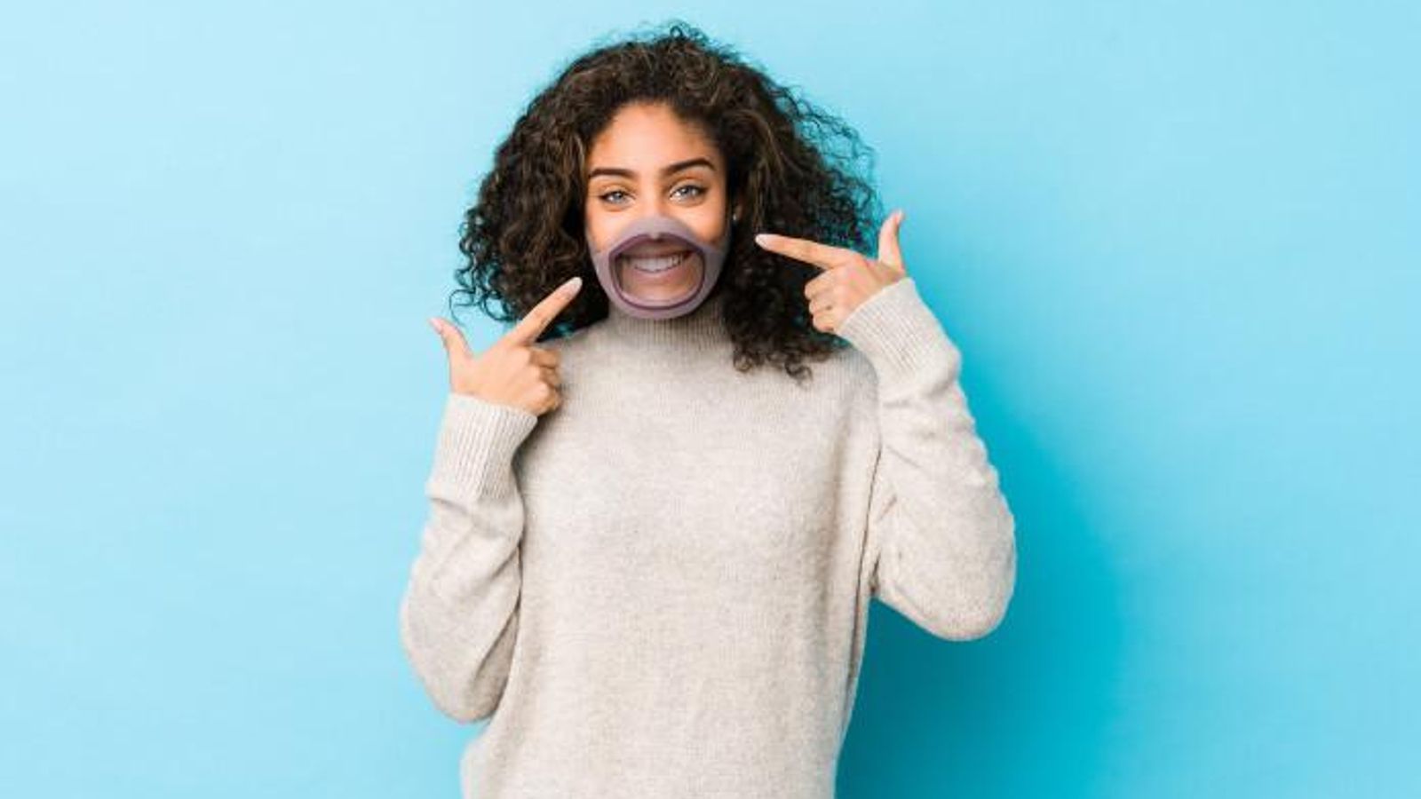 Nace la mascarilla inteligente, transparente, con autolimpieza y aviso de brotes