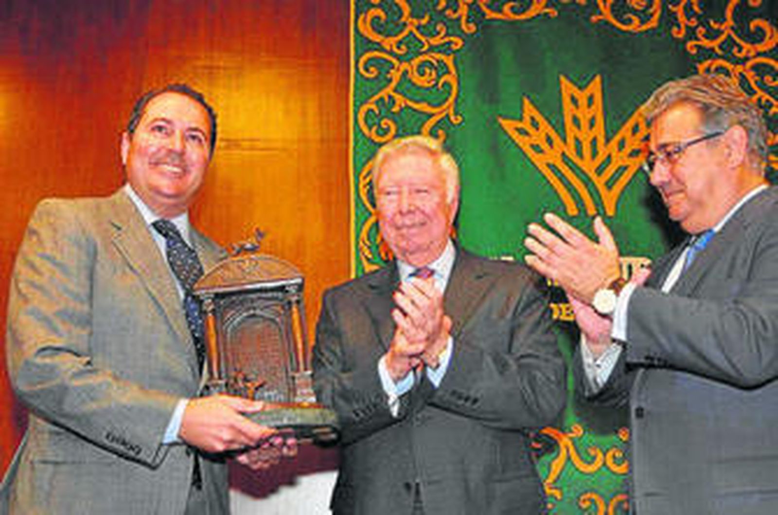 Lucas Carrasco Romero, con el trofeo a la mejor ganadería, que le entregó José Luis García Palacios.