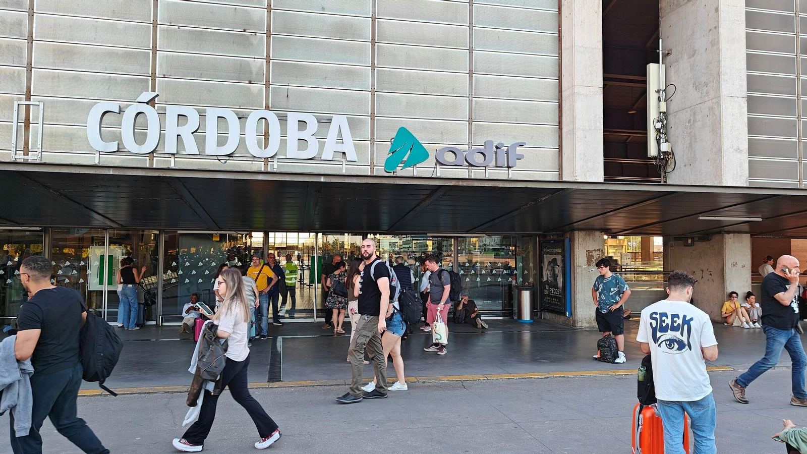 Viajeros a las puertas de la estación de Córdoba.