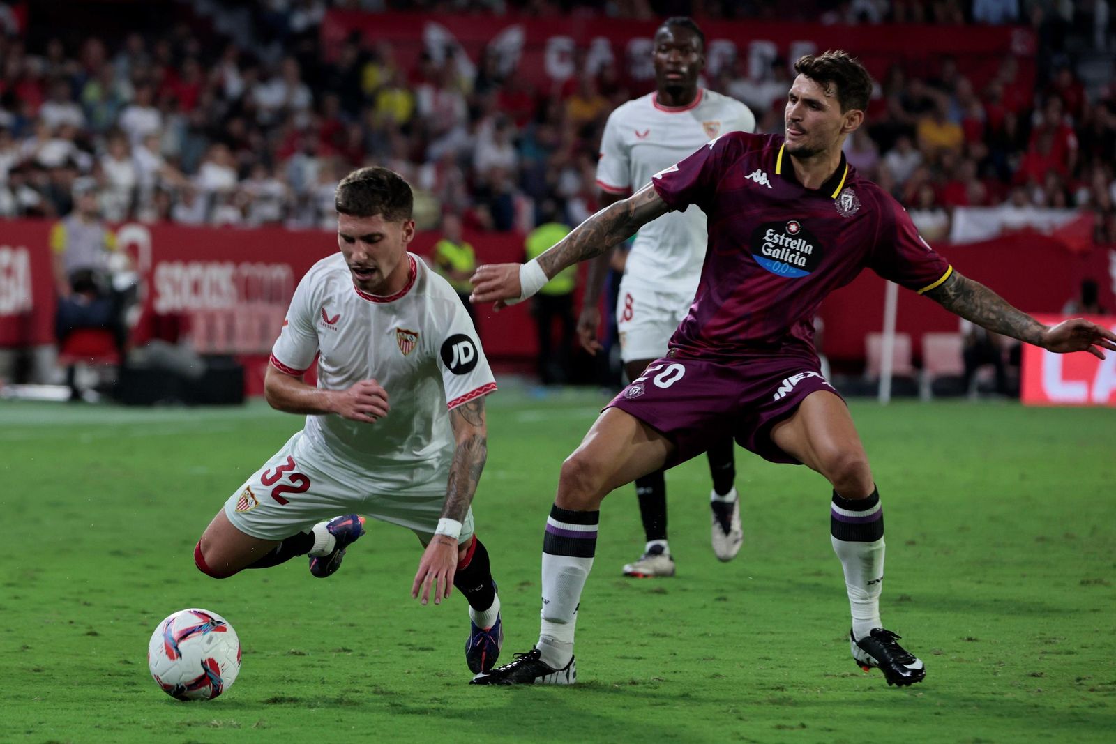 José Ángel Carmona cae ante un rival.