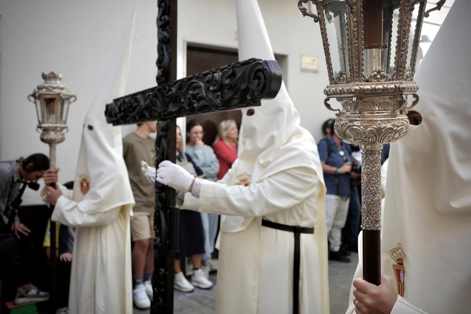 Las imágenes de la primera procesión del Nazareno de la Obediencia en Cádiz