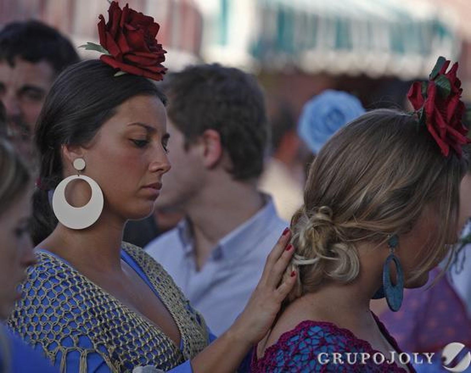 Una joven ayuda a su amiga a retocarse el moño.

Foto: B.Vargas
