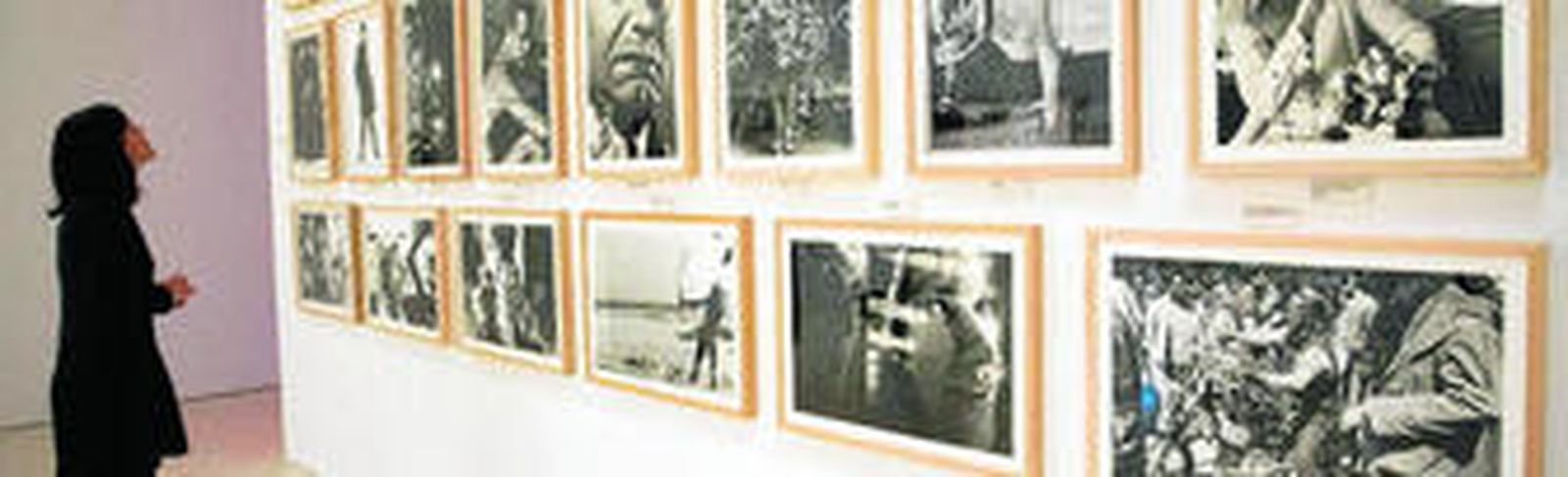 1. Dennis Hopper, conocido por su faceta delante de la cámara, muestra en el Museo Picasso sus trabajos detrás de ella después de seguir los consejos de James Dean. 2. El artista supo captar el glamour y sus dobleces.