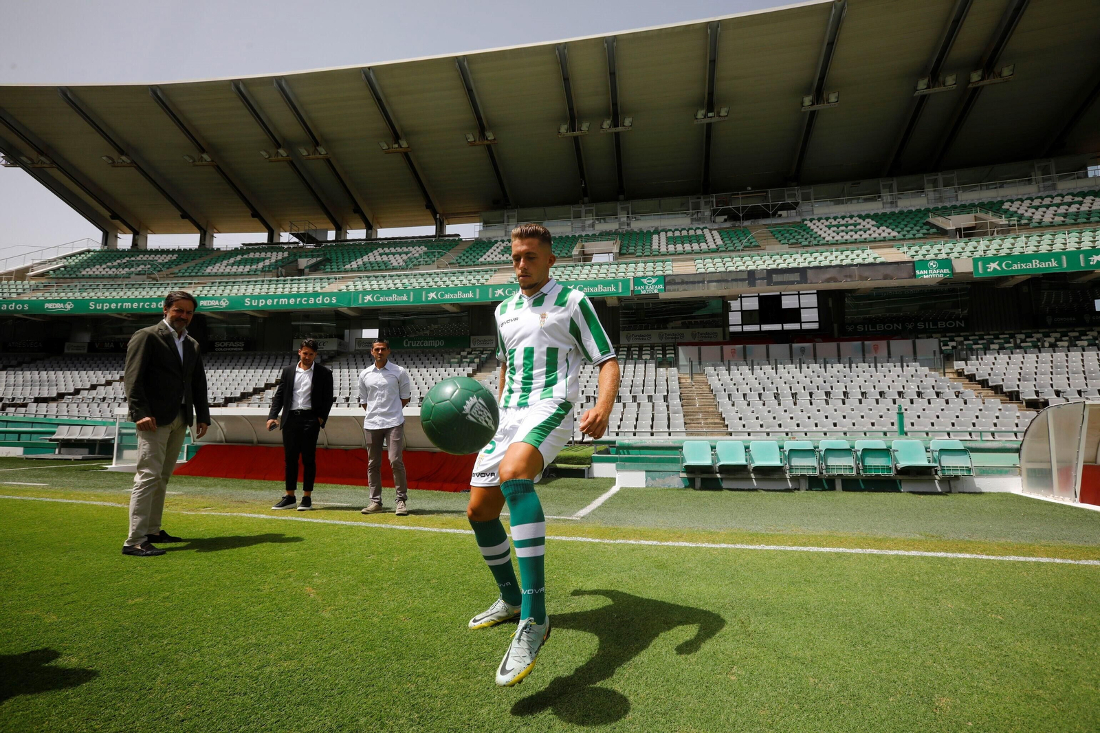 Las mejores fotos de la presentación de Isma Ruiz como jugador del Córdoba CF Las mejores fotos de la presentación de Isma Ruiz como jugador del Córdoba CF