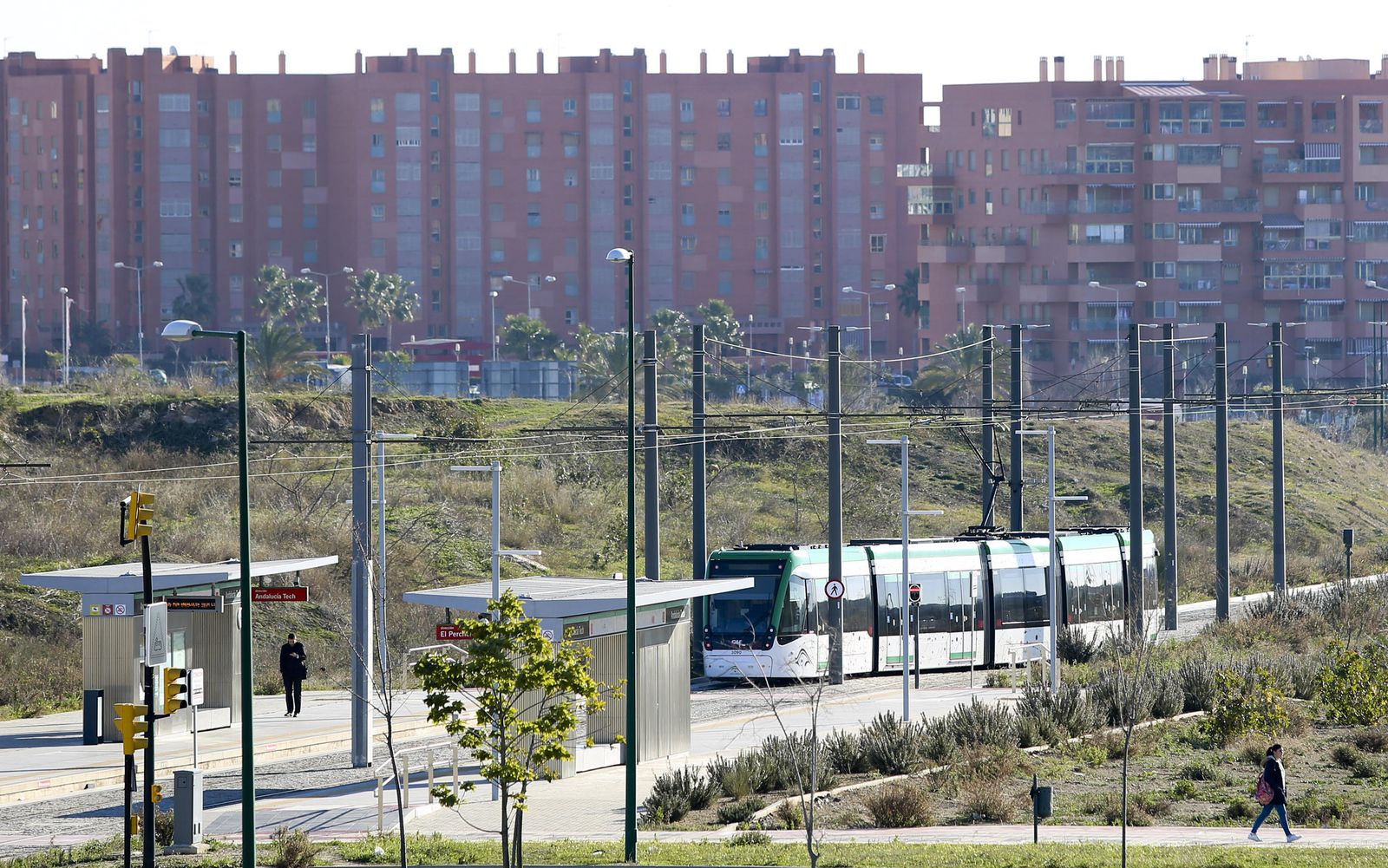 Un tren del Metro a su paso por el trazado en superficie de la Universidad.