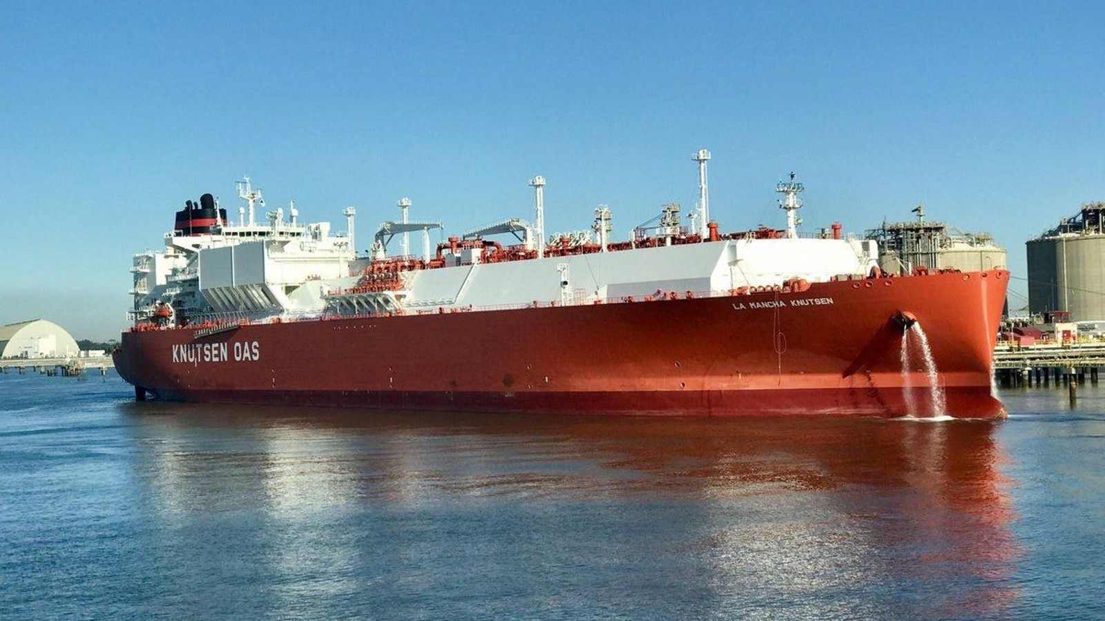 Un metanero hace su salida del Puerto de Huelva.