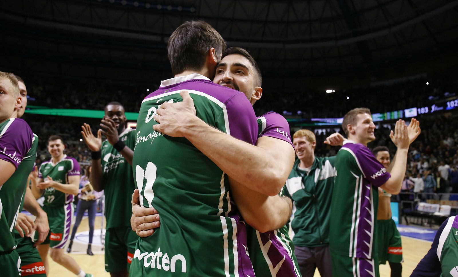 Dani Díez y Jaime Fernández se abrazan.