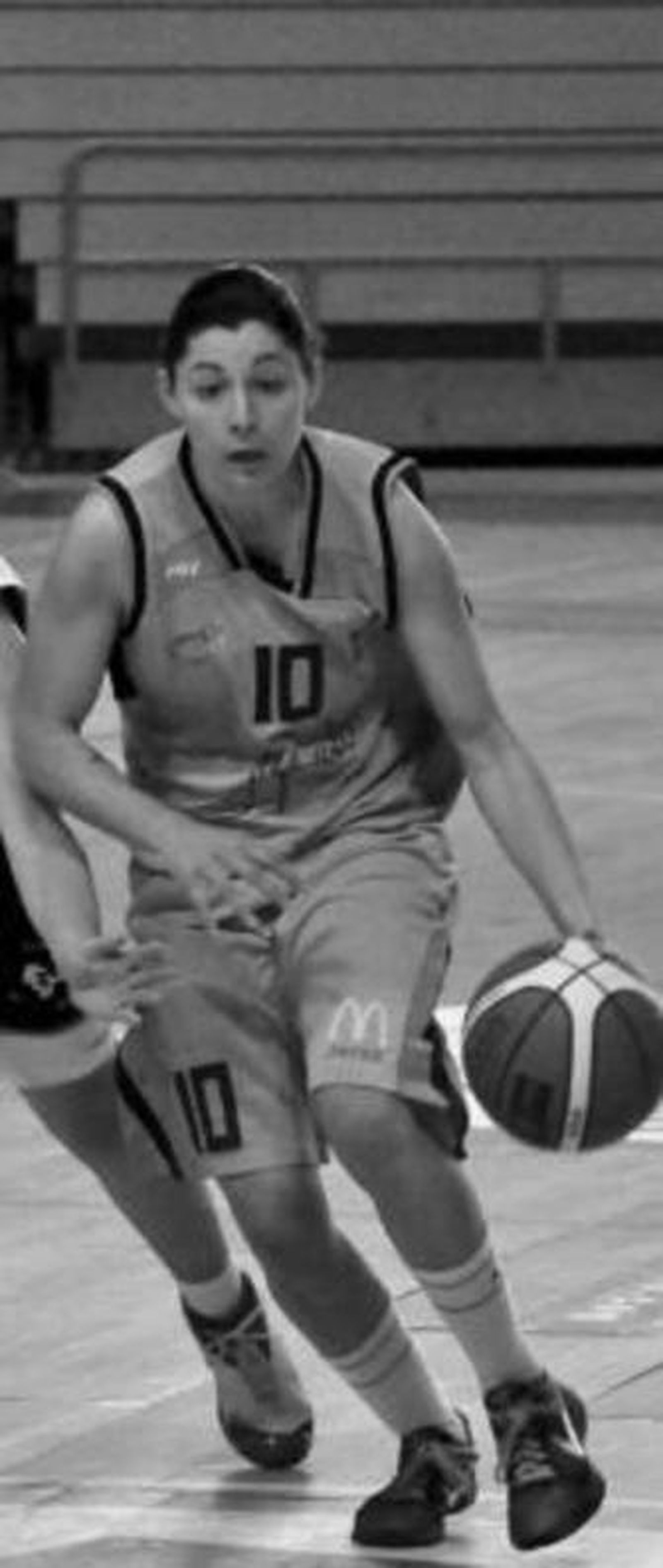 Lourdes inicia una penetración.