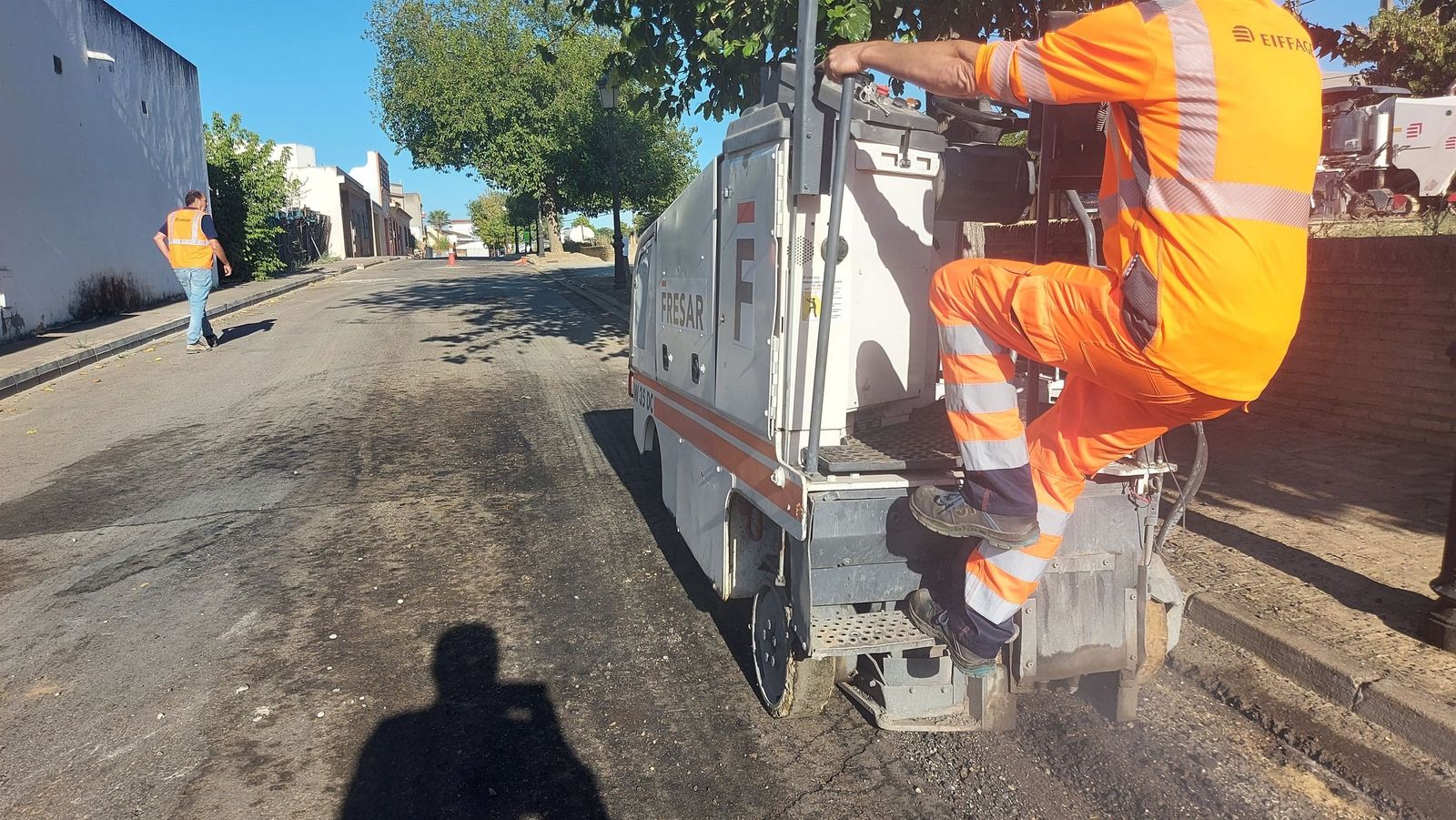 Comienzan las obras de asfaltado en la barriada del Rosario de Mairena del Aljarafe.