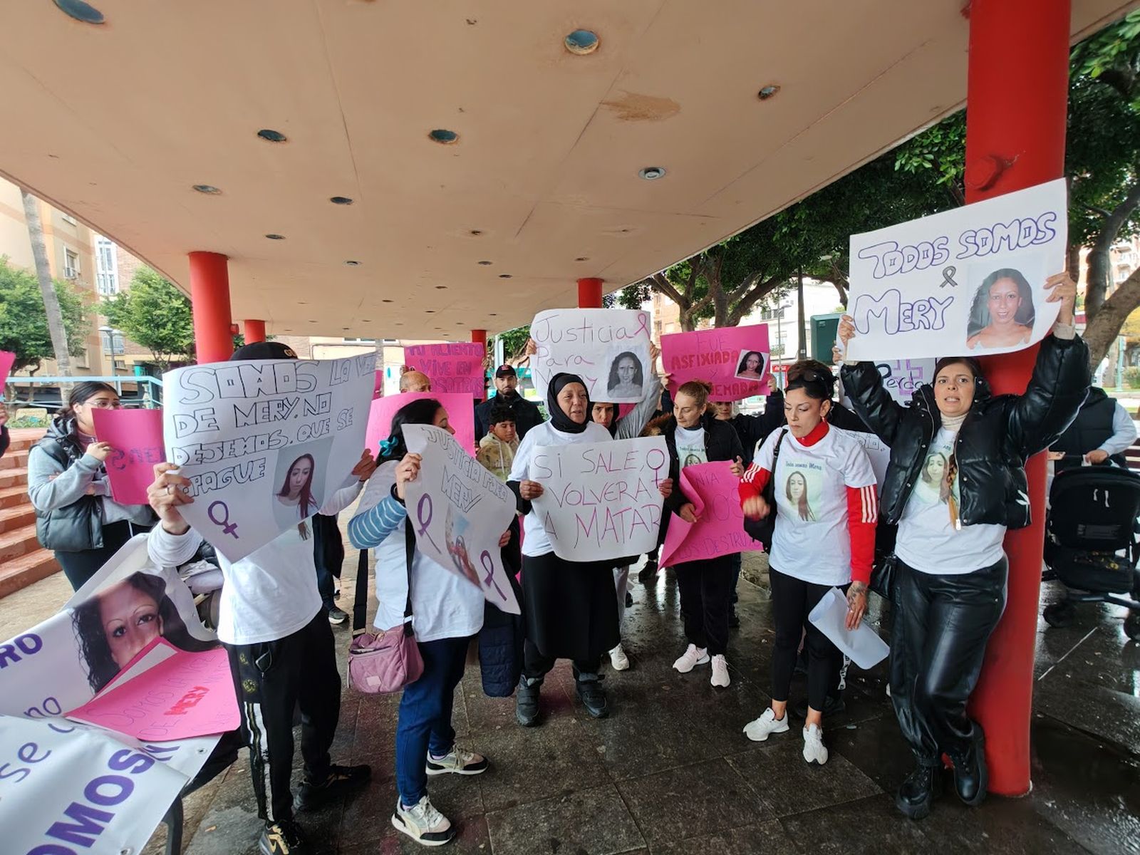 Las manifestantes, encabezadas por la familia de Mery, claman justicia por la joven.