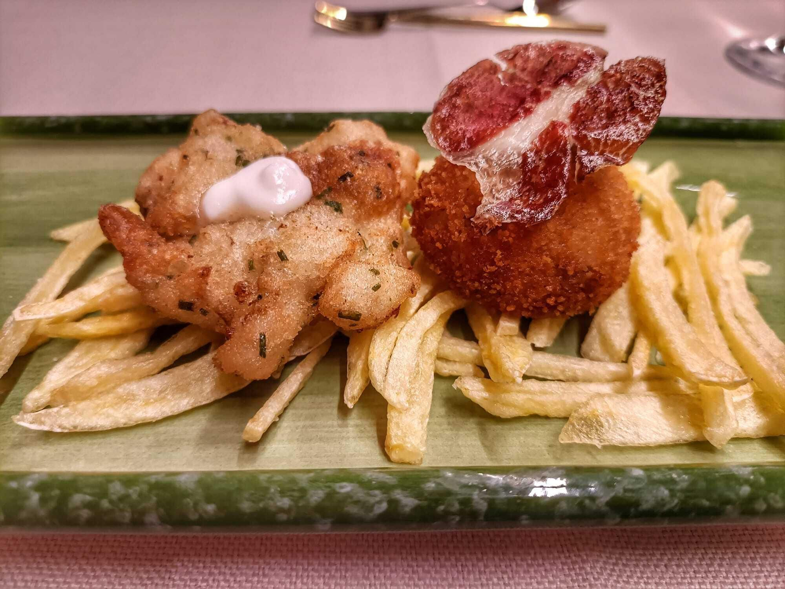 Buñuelo de bacalao y croqueta casera Buñuelos