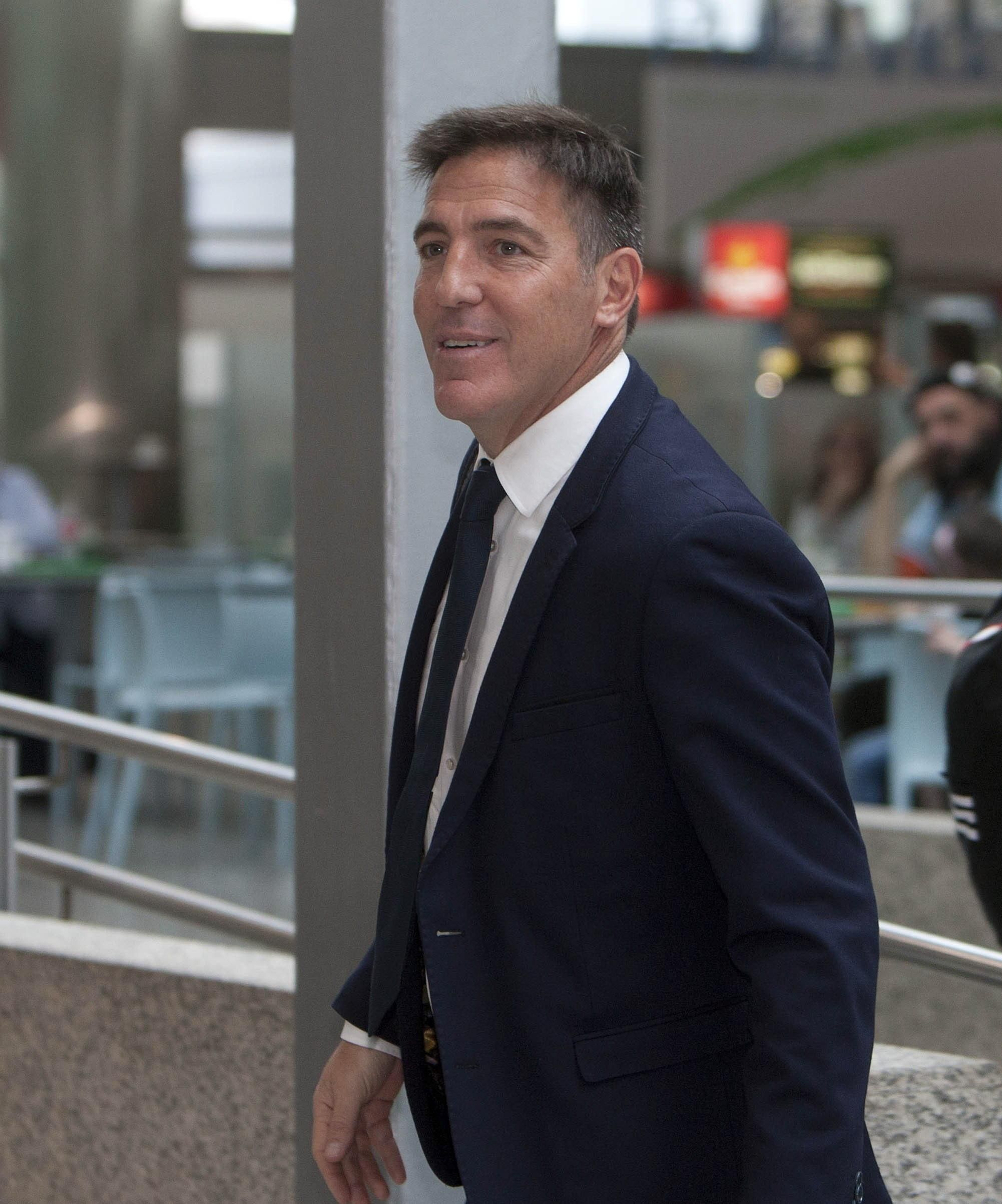 Eduardo Berizzo, sonriente, durante el viaje a Mánchester por las semifinales de la Liga Europa.