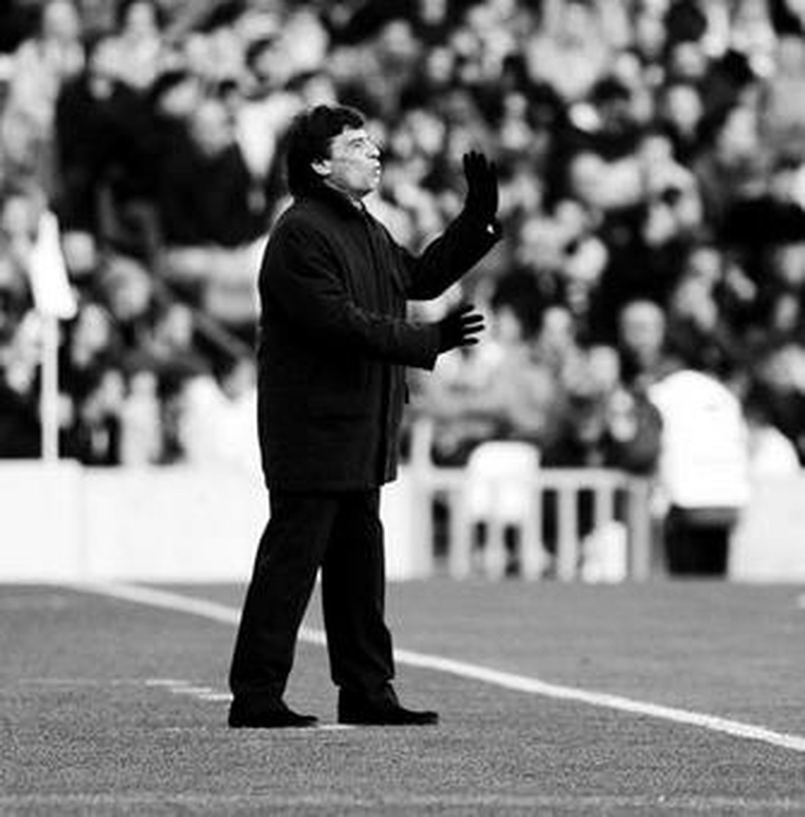 Paco Chaparro le hace indicaciones a sus futbolistas en un momento del partido.