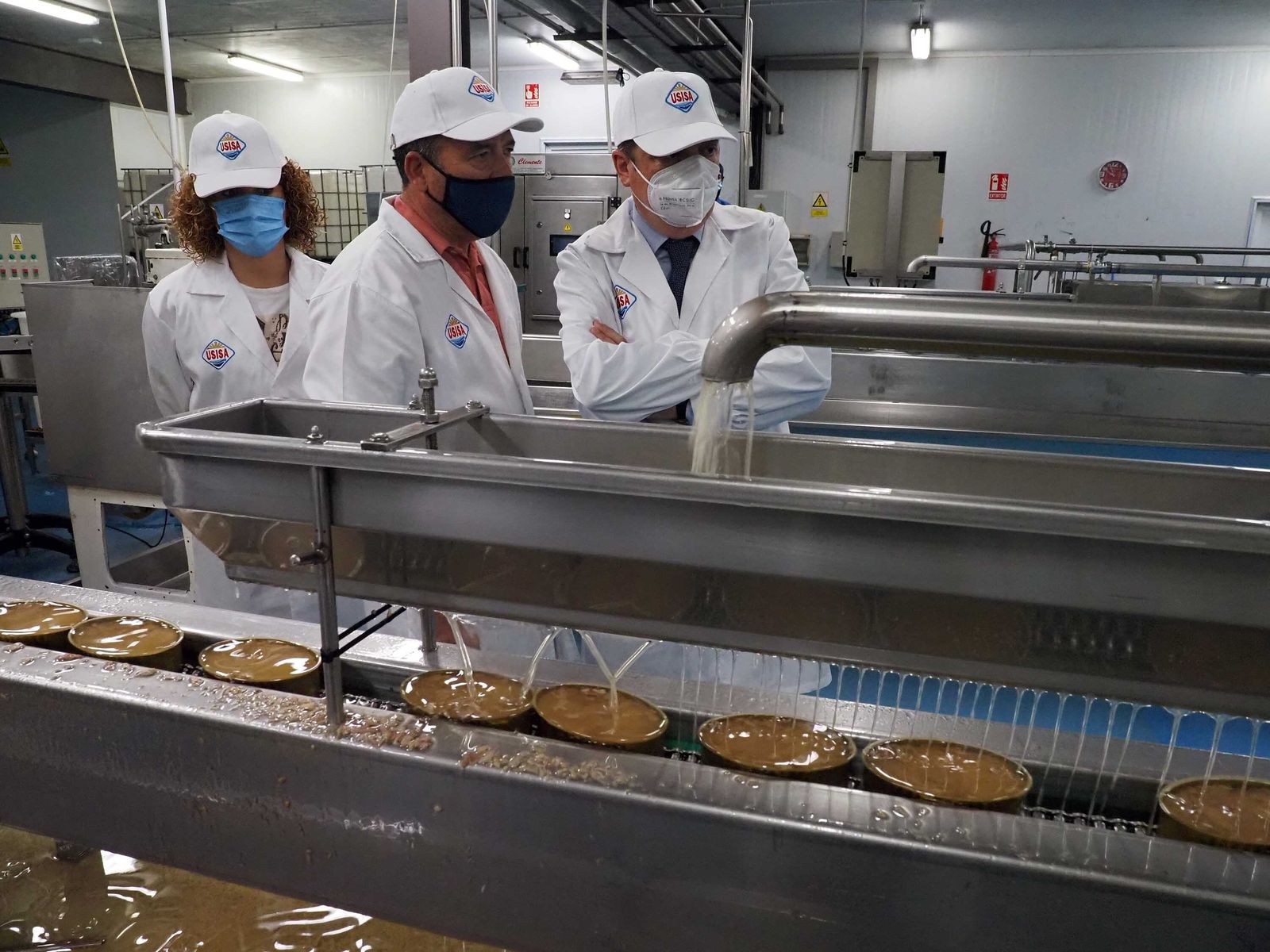 Luis Planas durante su visita a Usisa, en Isla Cristina