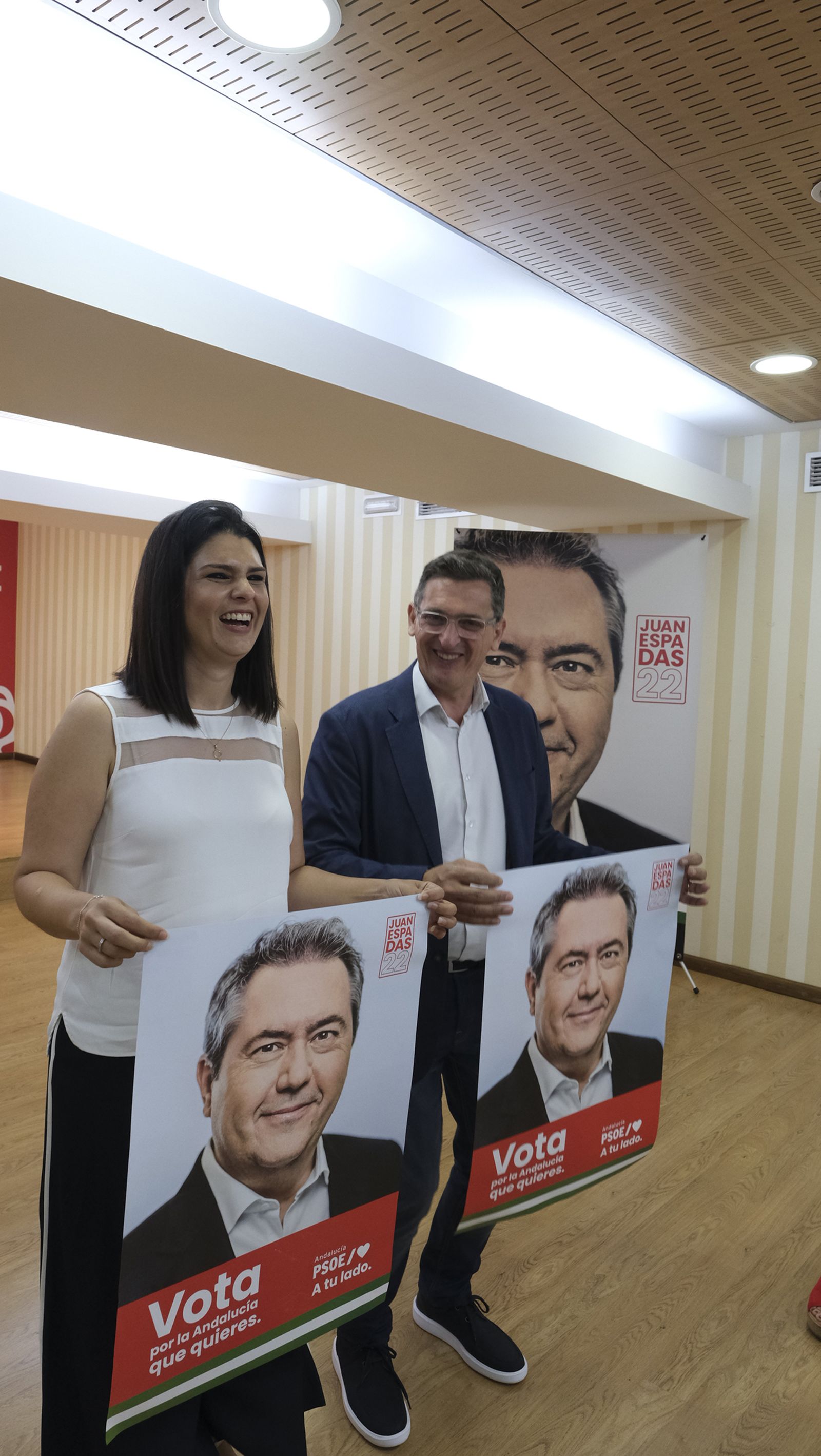 Imágenes del inicio de campaña electoral andaluza con la pegada de carteles.