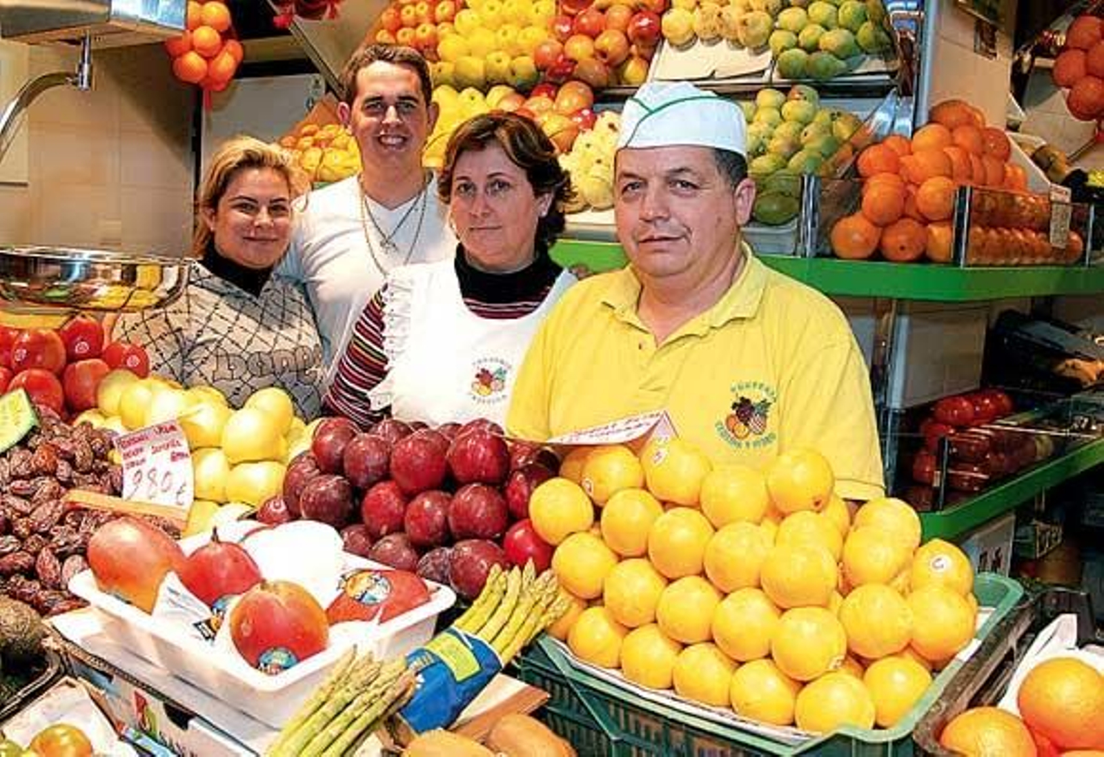 Frutería Cristina y Pedro
Propietario: Pedro Pacheco Alonso
Puestos F-25, F-26
Género:Este puesto se distingue por vender fruta selecta
Mandarinas de Huelva, aguacates de Málaga, tomates de Almería, manzanas de Aragón o uvas de Perú. En este puesto se pueden encontrar frutas selectas, bien andaluzas bien de exportación, “para satisfacer así las necesidades de la clientela”, asegura Pedro Pacheco, detallista que trabaja en el mercado “desde antes de echar los dientes”.
Su esposa Cristina estima que “el nuevo mercado ha favorecido el incremento de público y, en consecuencia, de las ventas”.



Foto: Paco Periñán