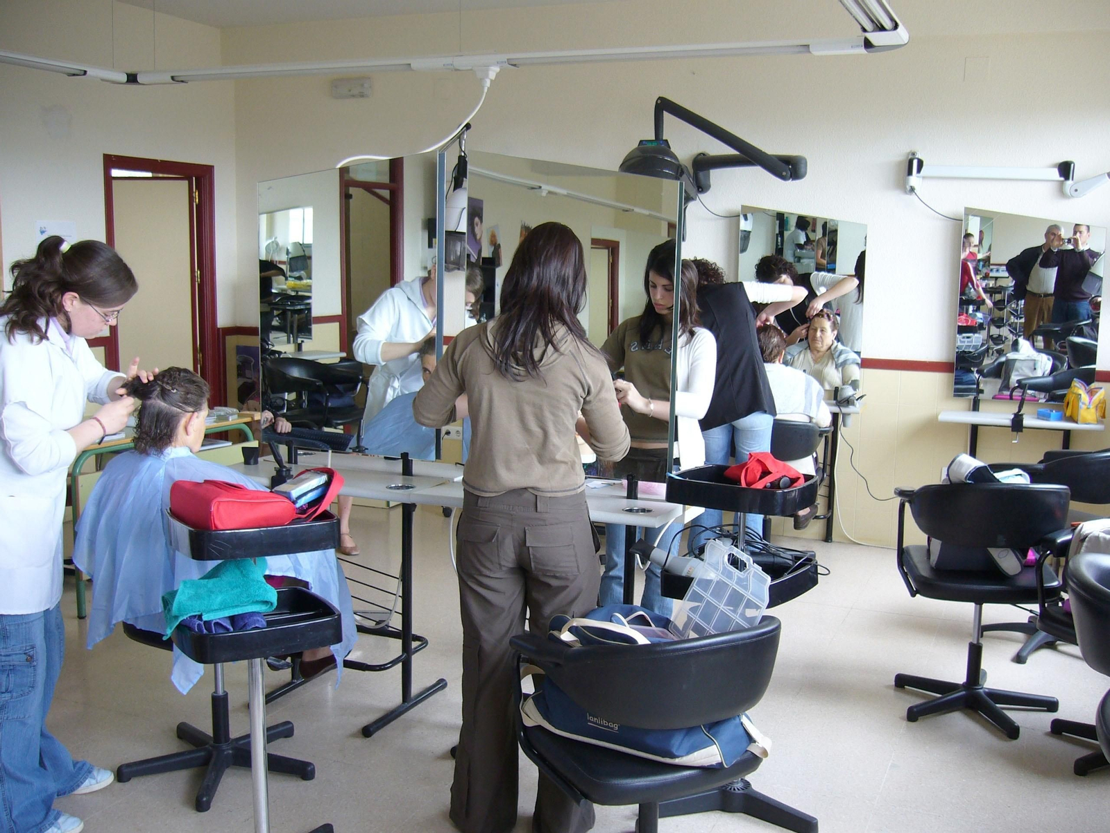 Varias peluqueras trabajando, en una imagen de archivo.