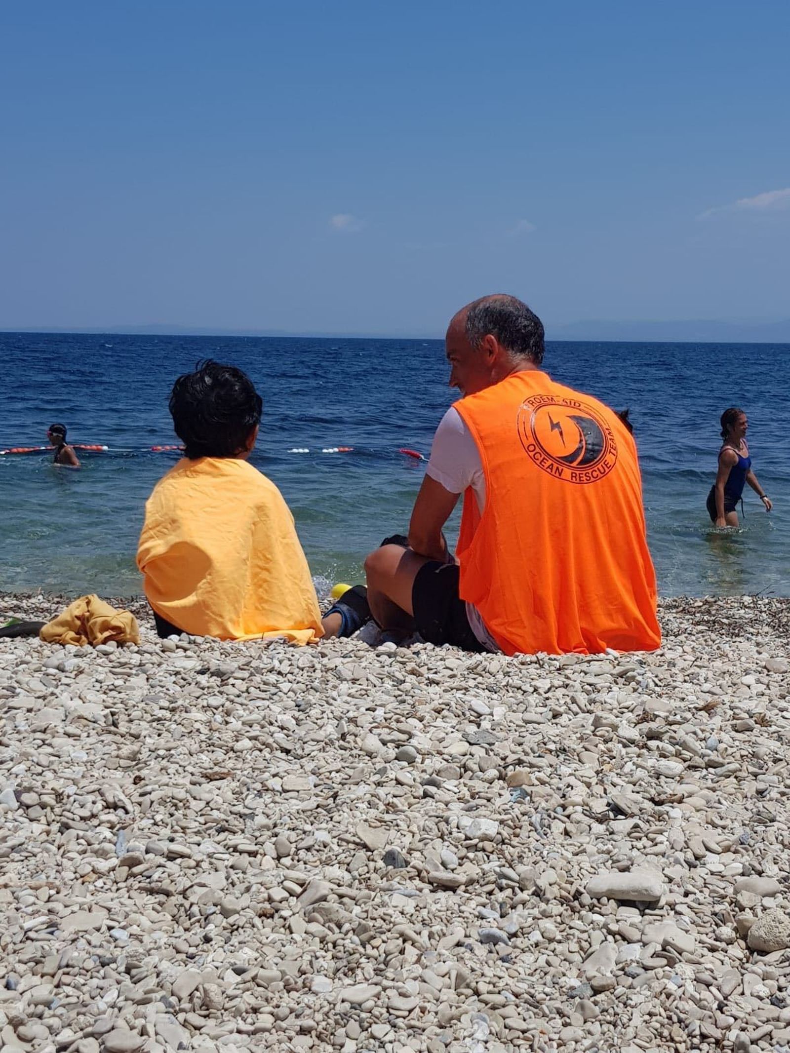 Imagen de un voluntario con un niño refugiado