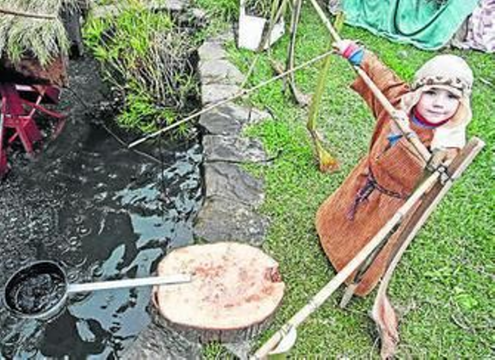 1. La Virgen María, San José y el Niño Jesús junto a una pequeña que también quiere ser protagonista en el Nacimiento 2. Un niño disfrazado se acerca al agua donde además este año hay una hermosa noria 3. Los actores que todos los años amasan el tradicional Pan de Pelayo, otro de los reclamos de esta barriada