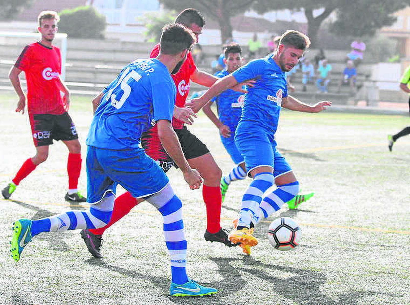 José Mari (Mazagón) se lleva el balón en un partido de esta temporada.