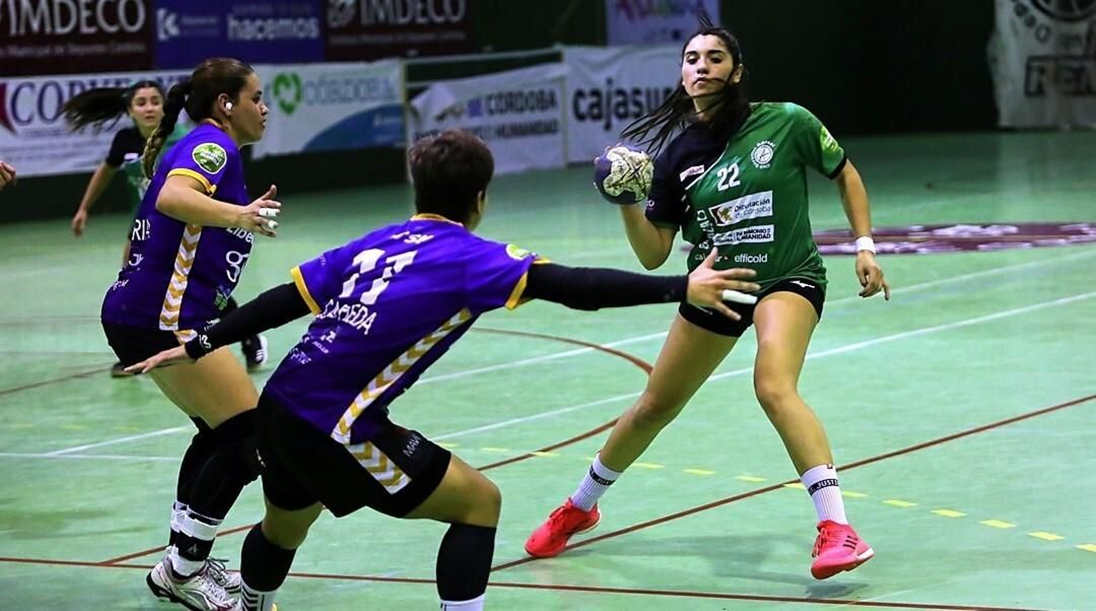 Maura Andrea Álvarez circula el balón en el partido liguero ante el Liberbank Gijón.