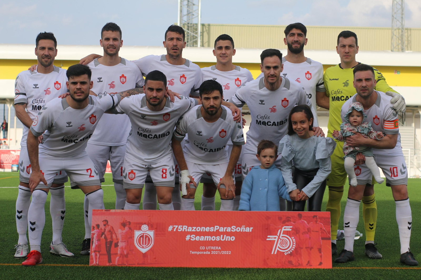 Formación del Utrera ante el Antoniano, con el jerezano Kevin y el exxerecista Palacios.