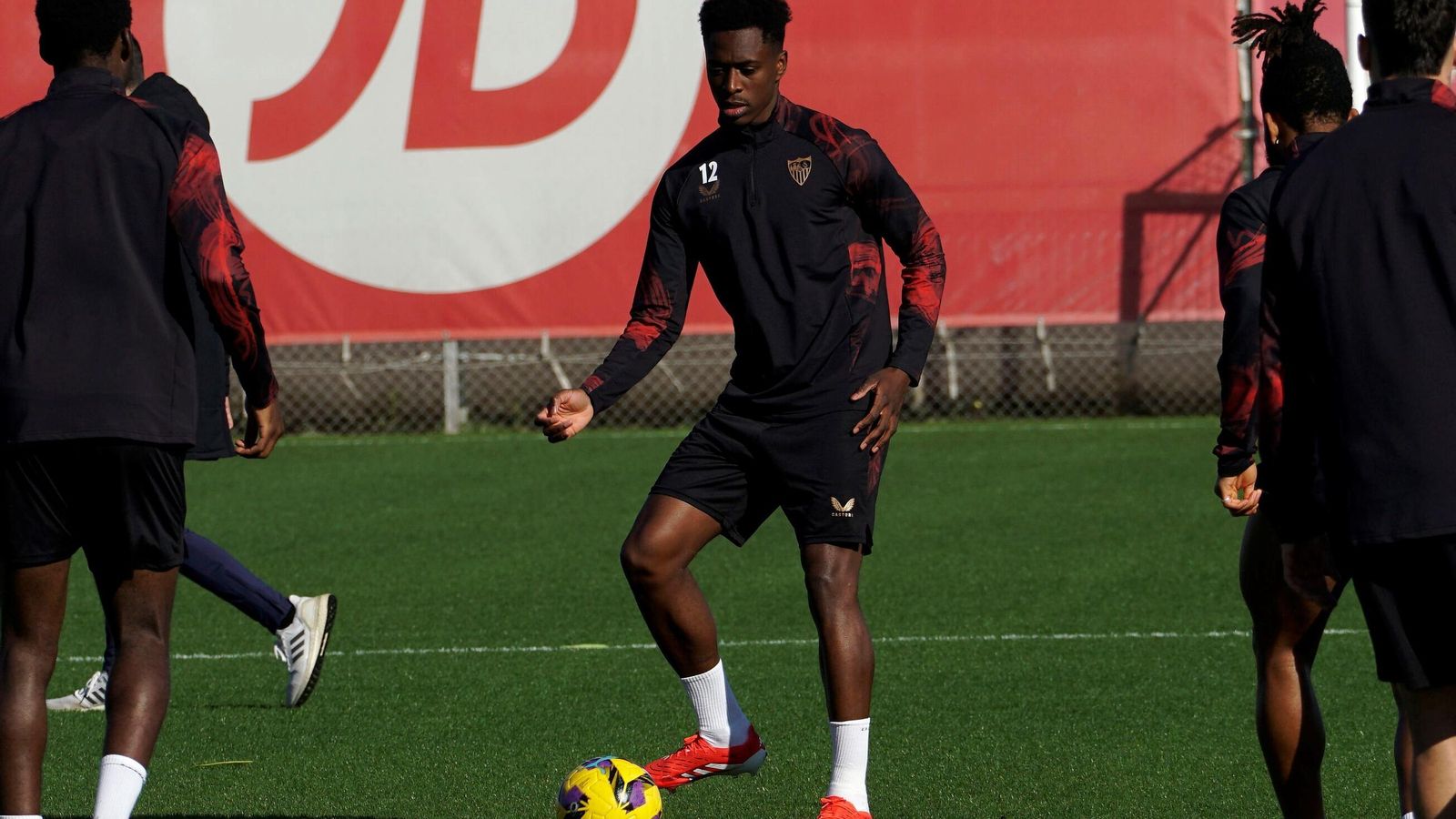 Lokonga toca el balón en un rondo previo al entrenamiento.
