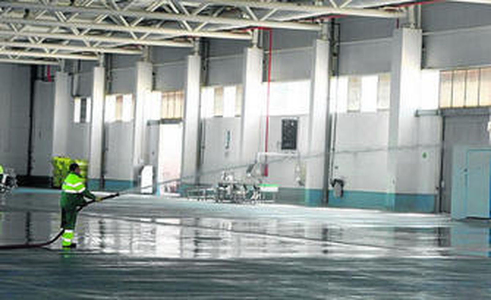 La Lonja de la capital gaditana, sin apenas actividad en la mañana de ayer.